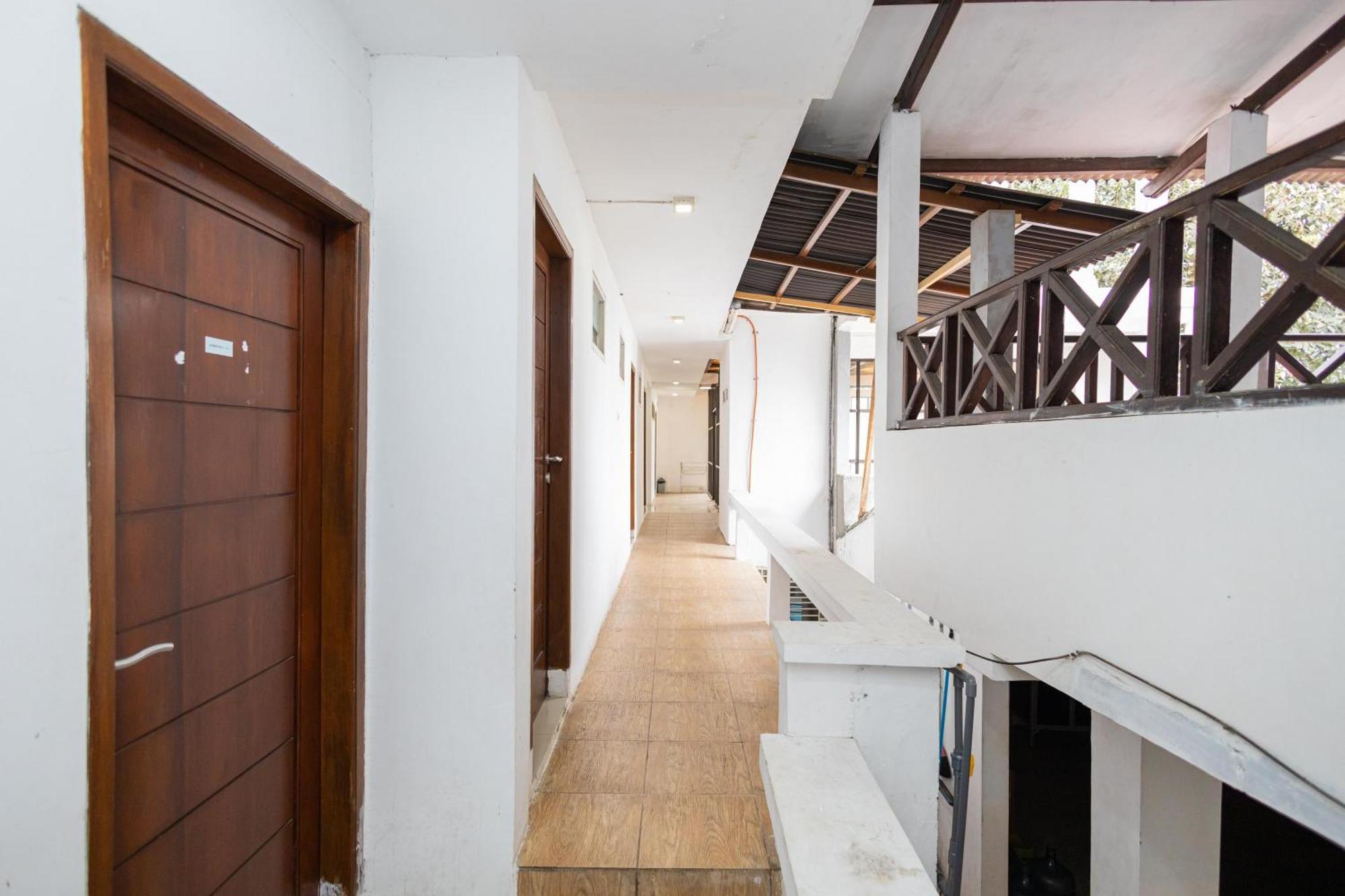Reddoorz Syariah At Wisma Djokorio Poncokusumo Malang Exterior photo