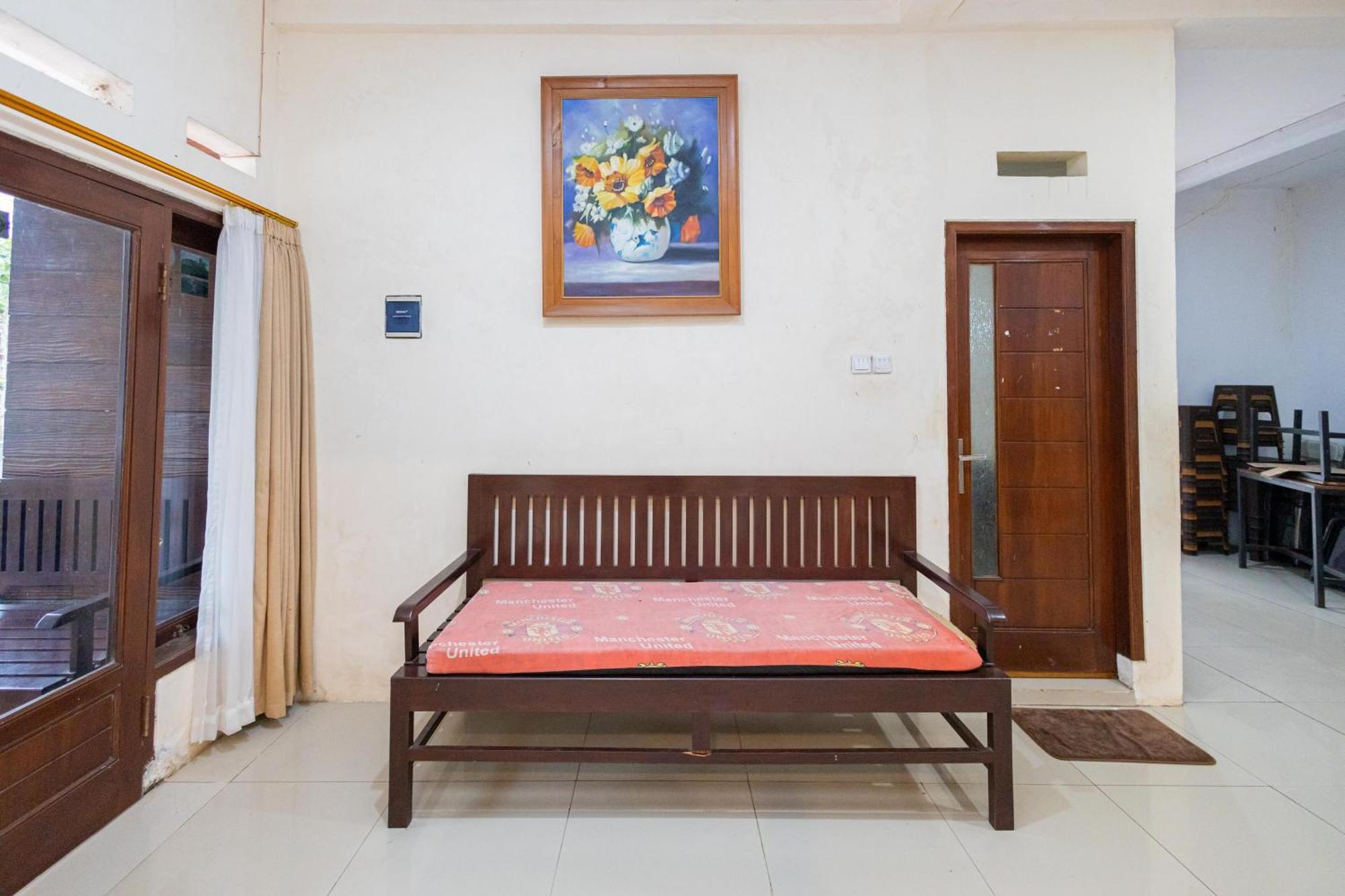 Reddoorz Syariah At Wisma Djokorio Poncokusumo Malang Exterior photo