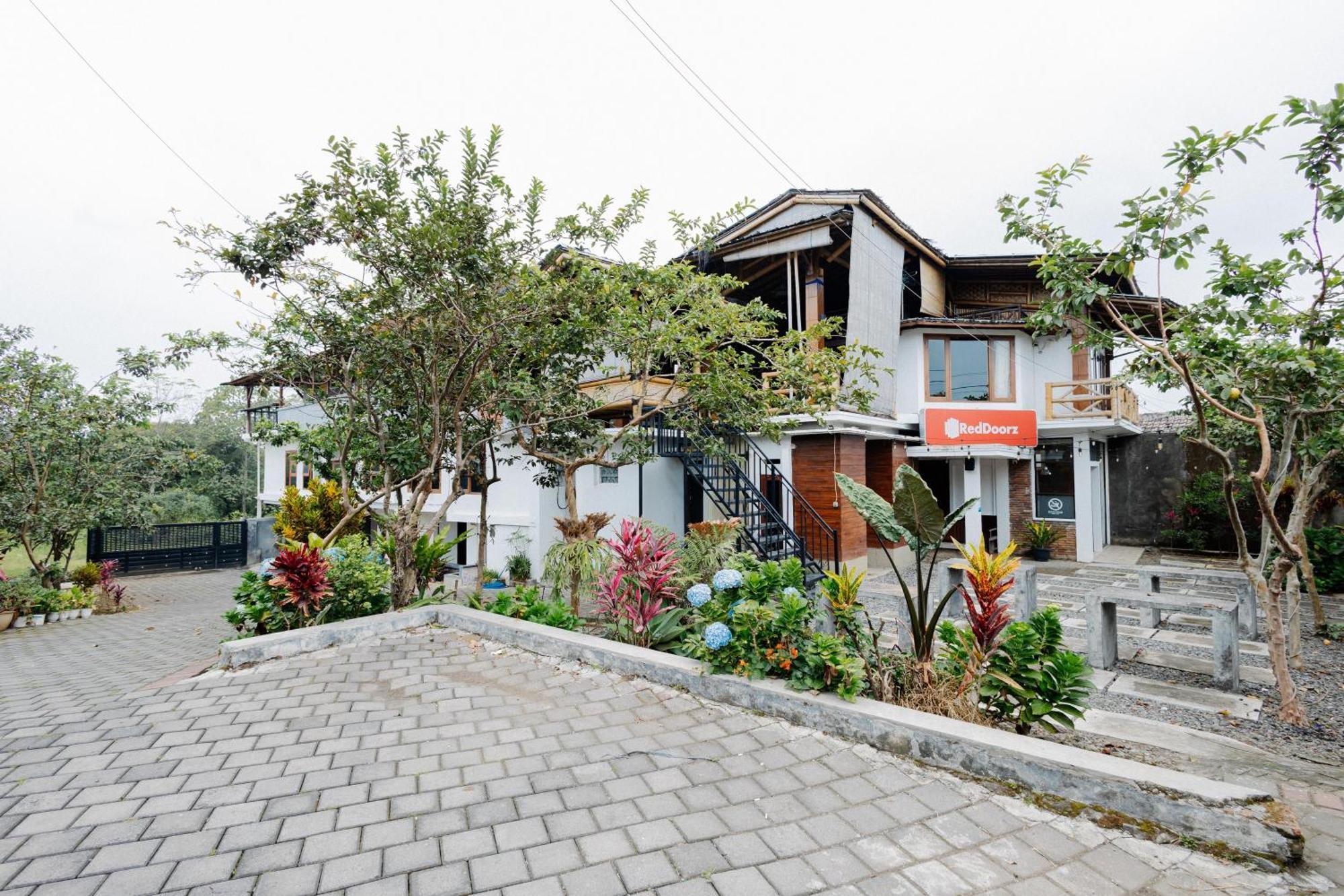 Reddoorz Syariah At Wisma Djokorio Poncokusumo Malang Exterior photo