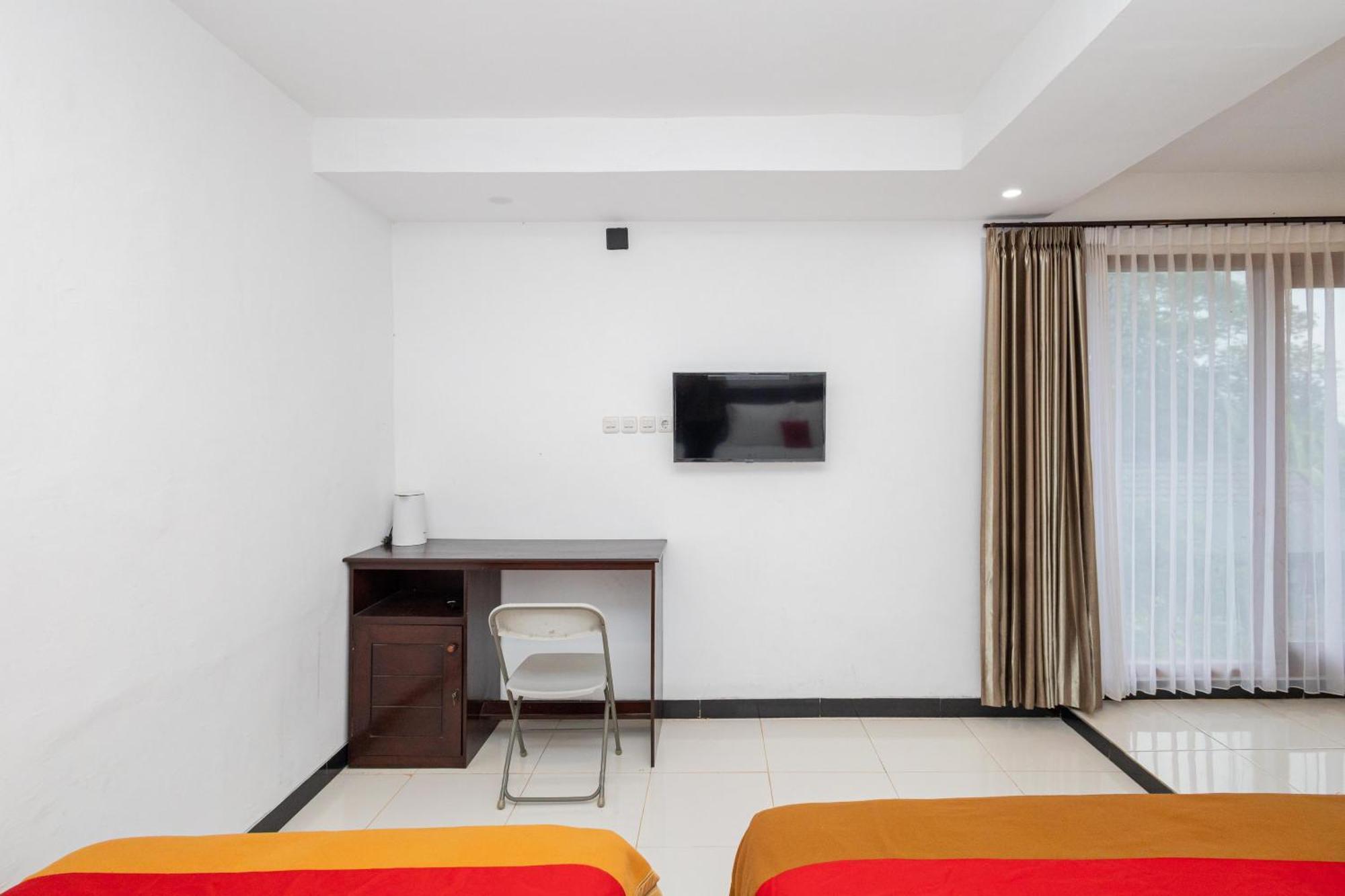 Reddoorz Syariah At Wisma Djokorio Poncokusumo Malang Exterior photo