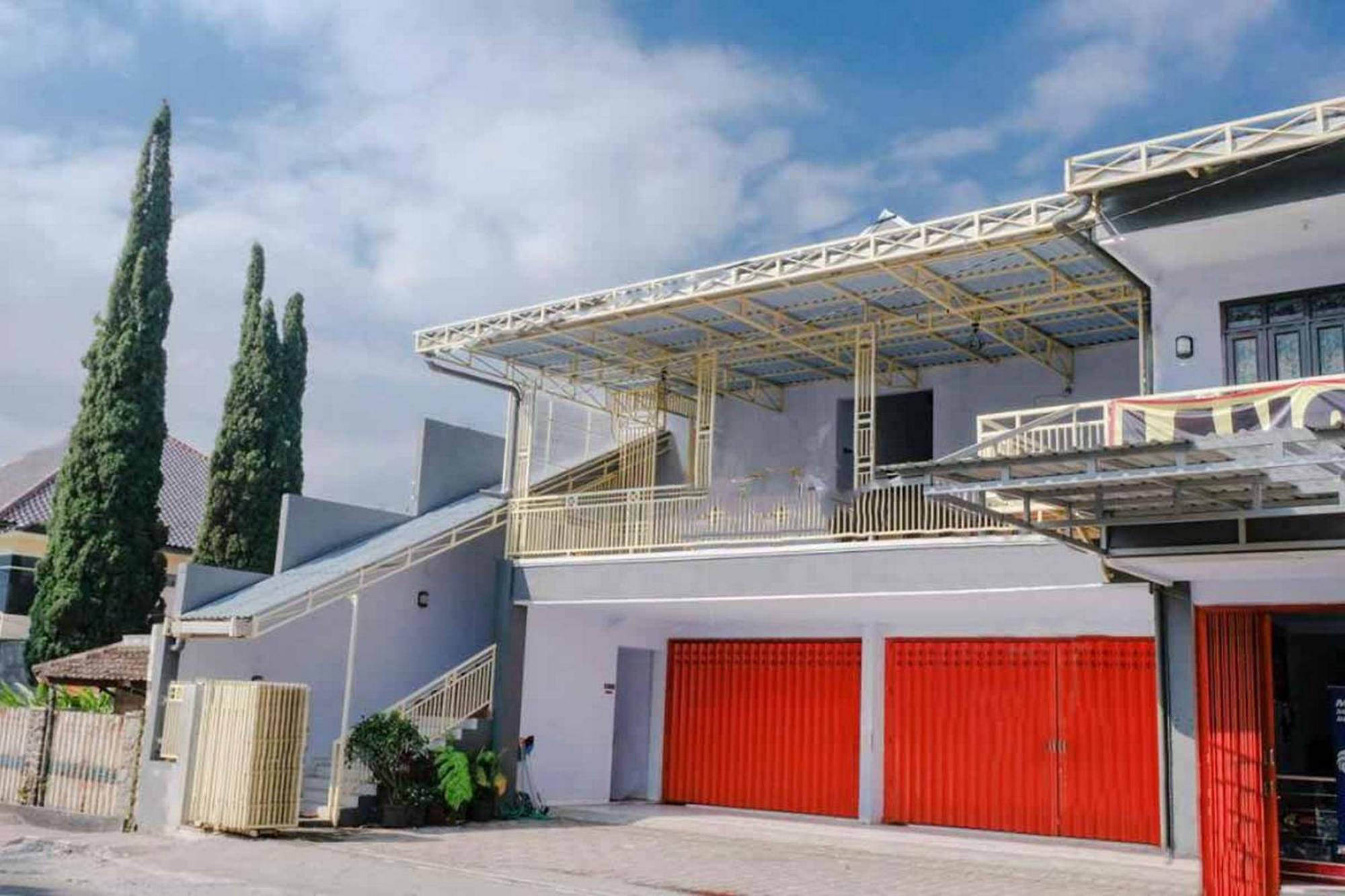 Reddoorz Syariah At Wisma Djokorio Poncokusumo Malang Exterior photo