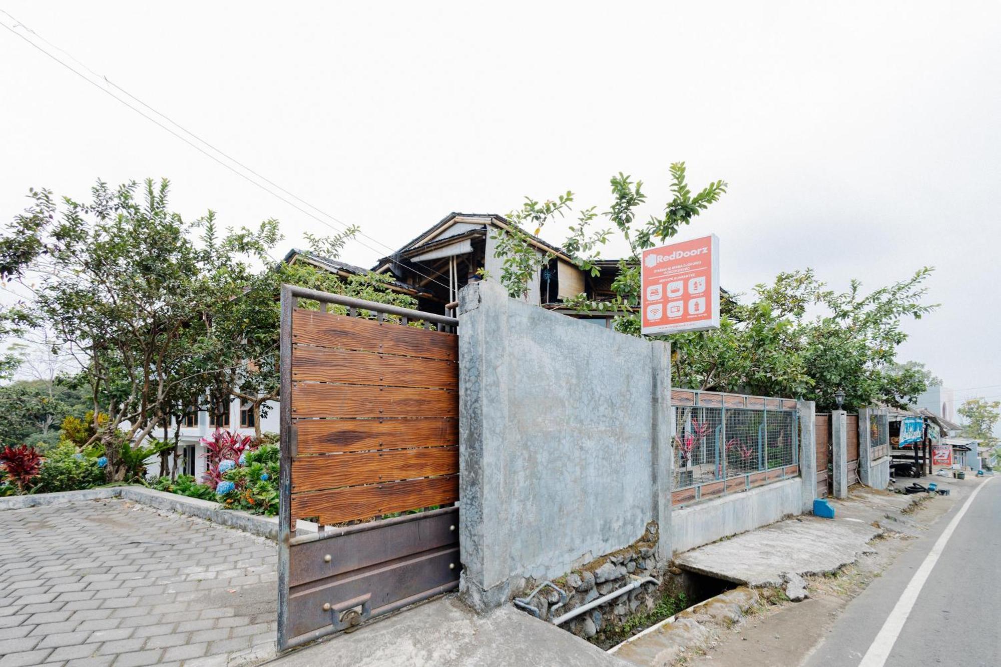 Reddoorz Syariah At Wisma Djokorio Poncokusumo Malang Exterior photo