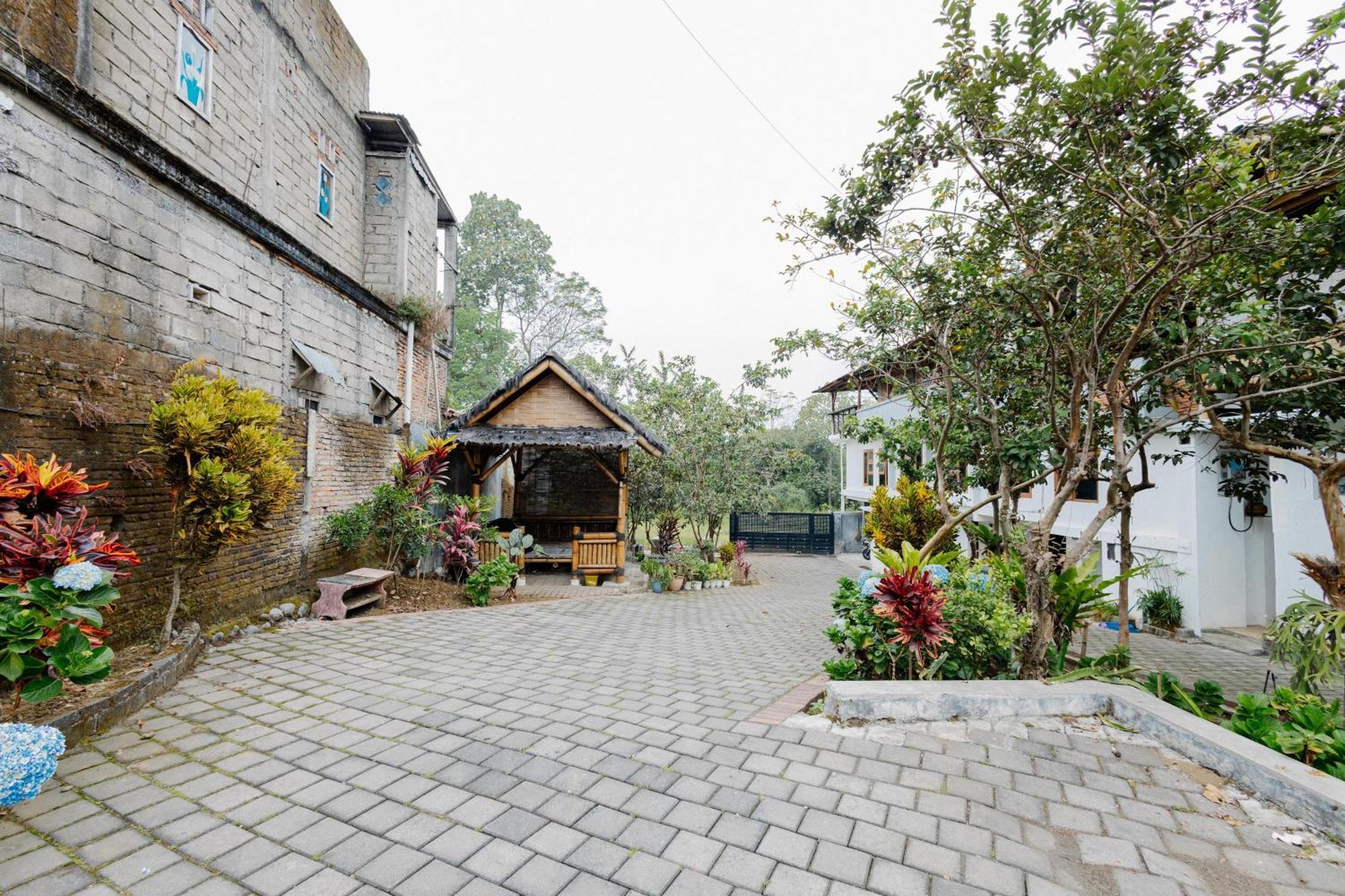 Reddoorz Syariah At Wisma Djokorio Poncokusumo Malang Exterior photo