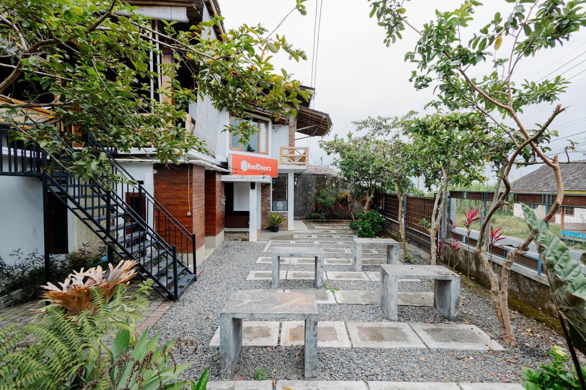 Reddoorz Syariah At Wisma Djokorio Poncokusumo Malang Exterior photo