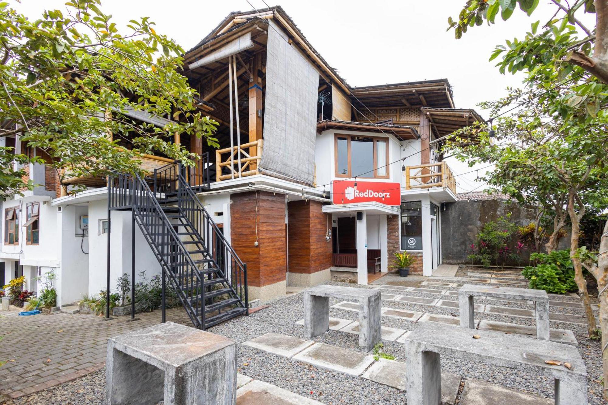 Reddoorz Syariah At Wisma Djokorio Poncokusumo Malang Exterior photo