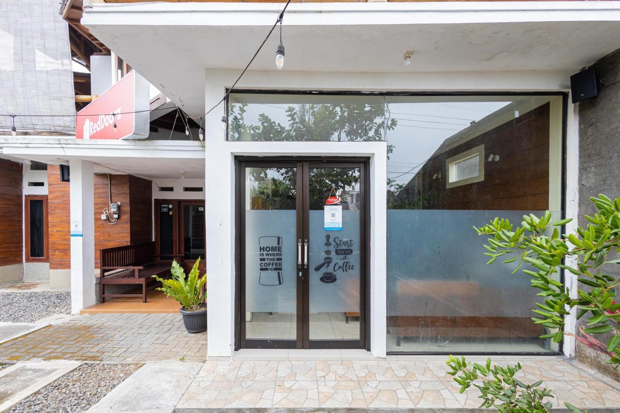 Reddoorz Syariah At Wisma Djokorio Poncokusumo Malang Exterior photo