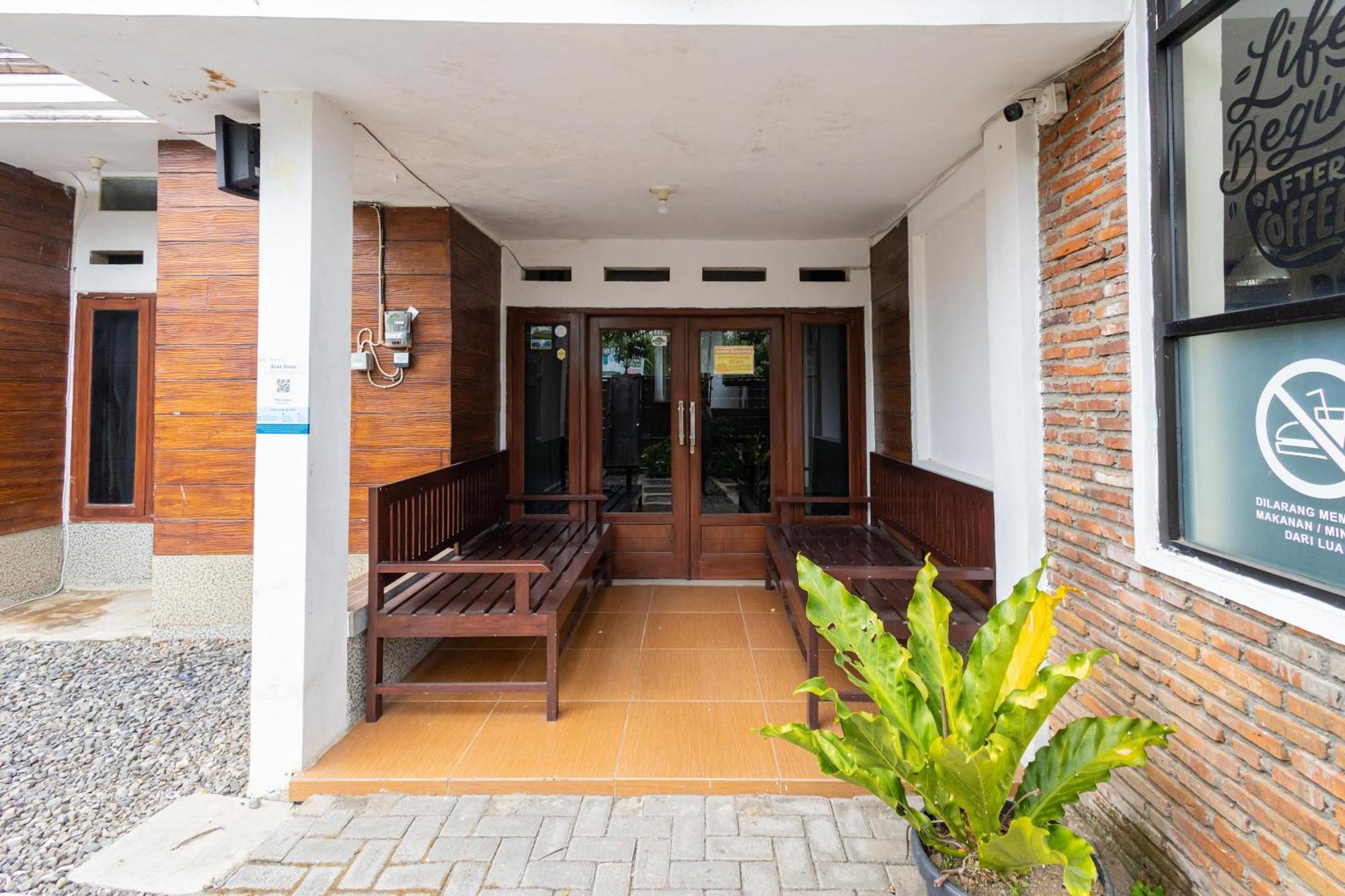 Reddoorz Syariah At Wisma Djokorio Poncokusumo Malang Exterior photo