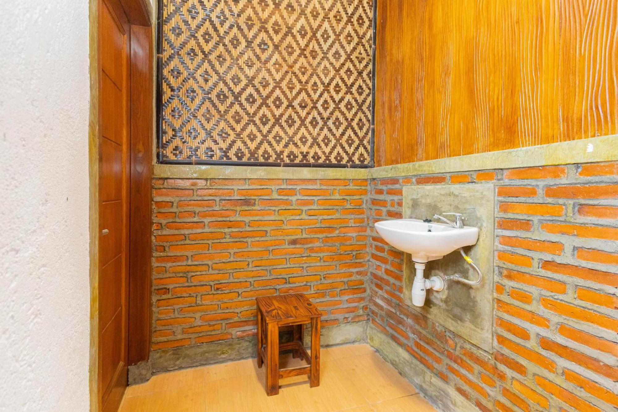 Reddoorz Syariah At Wisma Djokorio Poncokusumo Malang Exterior photo